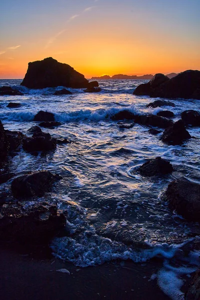Image Waves Crash Rocks Ocean Golden Hour — Stockfoto