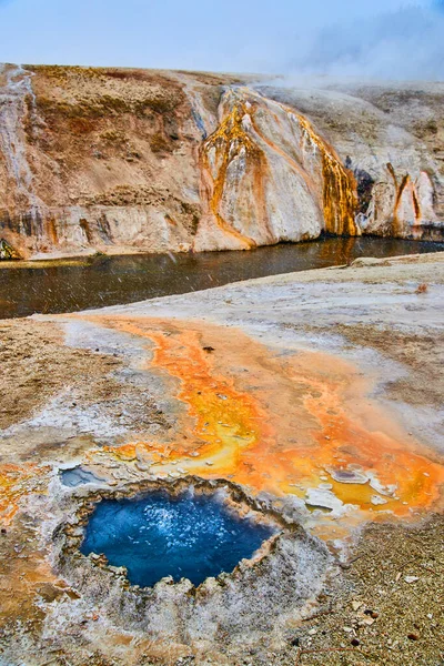 Imagem Primavera Chinesa Azul Vibrante Yellowstone Fluindo Para Rio — Fotografia de Stock