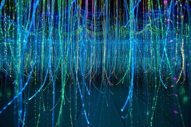 Parlak dizgilerle dolu Ayna koridoru resmi