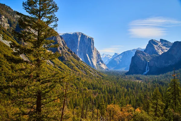 Imagem Icónico Túnel Yosemite Vista Com Pinheiros Primeiro Plano — Fotografia de Stock