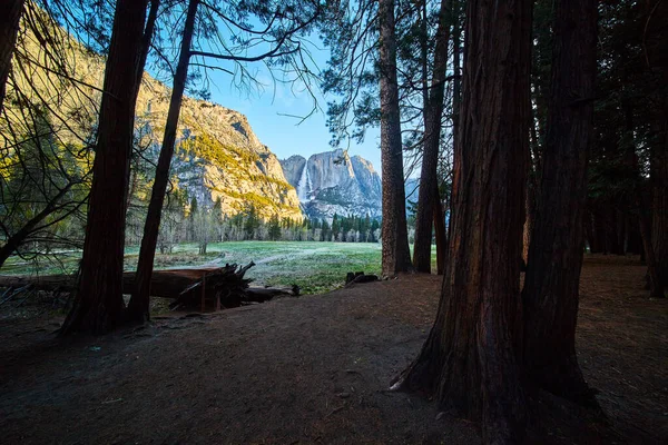 Immagine Delle Cascate Dello Yosemite Superiore Ore Oro Lungo Riva — Foto Stock