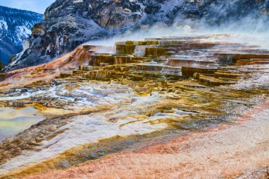Yellowstone 'da kış görüntüsü, kaplıcalarda nefes kesici renkli teraslar.