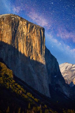 El Capitan dağının tepesindeki Yosemite 'nin sakin Samanyolu