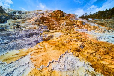 Yellowstone 'da kış görüntüsü kaplıcalarda karlı teraslar getiriyor