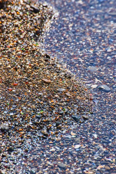 Изображение Воды Берегу Стеклянного Пляжа Покрытого Осколками Стекла — стоковое фото