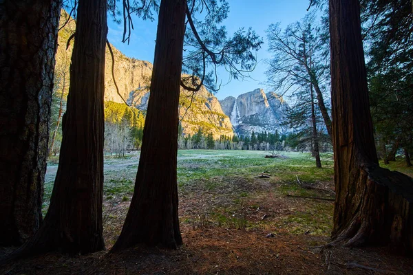 Imagem Das Cataratas Yosemite Superior Através Abertura Floresta Escura — Fotografia de Stock