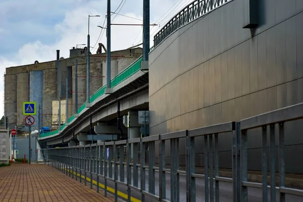Üstgeçidin arka planında kaldırım boyunca bir çit var. Mesafeye giden çizgilerin yönünü oluşturur.