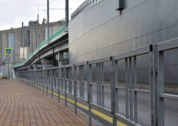 Üstgeçidin arka planında kaldırım boyunca bir çit var. Mesafeye giden çizgilerin yönünü oluşturur.