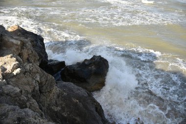 Büyük, çamurlu dalgalarda, kış kumsalı. 