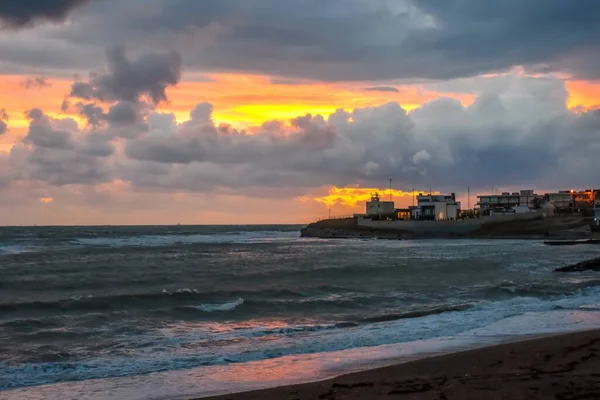 黄昏时 在粉红色的云彩下 海上有一场风暴 黄昏时沿着海岸散步 — 图库照片