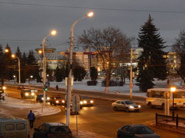 Kostroma 'daki sirkin önündeki kış meydanında.