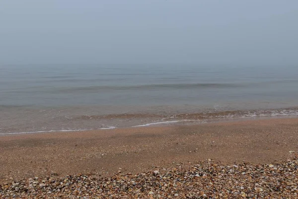 Mglisty Poranek Plaży Muszli Morza Azowskiego Zimie — Zdjęcie stockowe