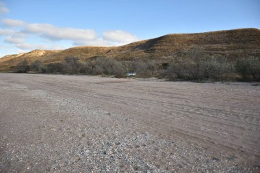 Sahildeki kırsal alanlarda araçlar için yollar