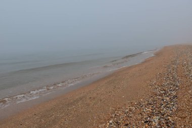 Deniz sahilinde sis.