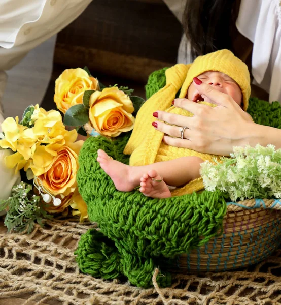 Söt Flicka Täckt Med Gul Filt Och Huvudduk Liggande Grön — Stockfoto