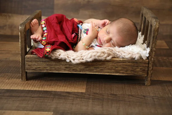 Vacker Liten Flicka Sover Och Poserar Trä Baby Säng Färgglada — Stockfoto
