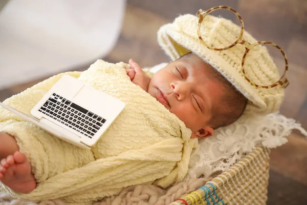 Söt Flicka Täckt Med Handduk Och Snygg Mössa Sova Korg — Stockfoto