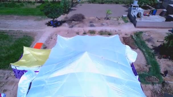 모임을 마련하는 천막을 축하하는 풍경에 나오는 축하장 — 비디오