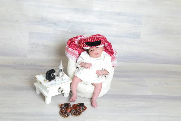 Saudiarabisk Muslim Månad Nyfödd Pojke Traditionell Arabisk Dressing Vit Thobe — Stockfoto