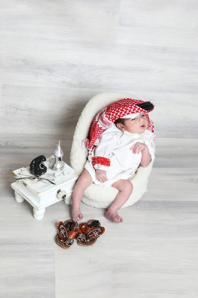 Saudiarabisk Muslim Månad Nyfödd Pojke Traditionell Arabisk Dressing Vit Thobe — Stockfoto