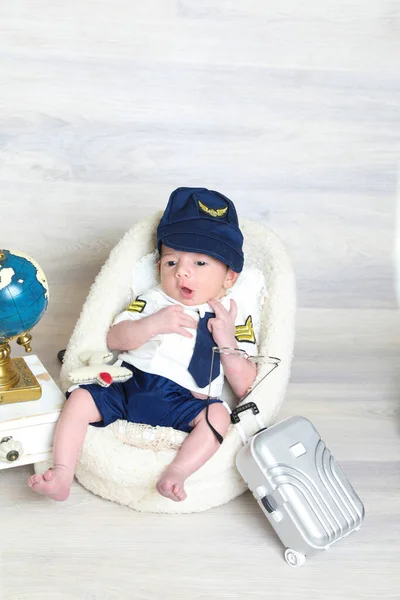 Barn Pojke Pilot Uniform Sitter Mjuk Liten Stol Leksak Resväska — Stockfoto