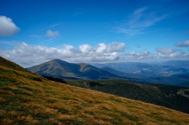 Dağlardaki güzel sonbahar manzarası. Karpatyalı. ukraine.