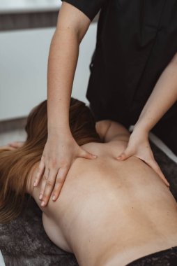 genç kadın masaj spa salonda alma