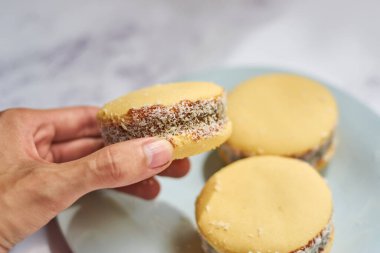 Geleneksel Arjantin alfajore mermer masada dulce de leche ile. Arjantin gastronomi kavramı.