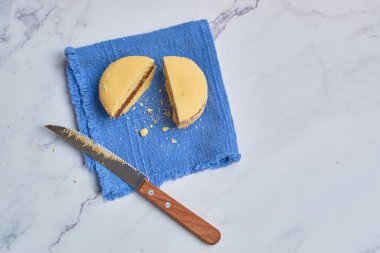 Geleneksel Arjantin alfajore mermer masada dulce de leche ile. Arjantin gastronomi kavramı.