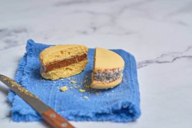 Geleneksel Arjantin alfajore mermer masada dulce de leche ile. Arjantin gastronomi kavramı.