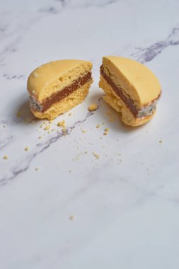 Geleneksel Arjantin alfajore mermer masada dulce de leche ile. Arjantin gastronomi kavramı.