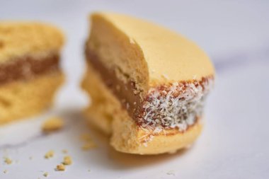 Geleneksel Arjantin alfajore mermer masada dulce de leche ile. Arjantin gastronomi kavramı.