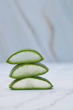 Beyaz mermer bir masada aloe vera dilimleri. Cilt bakımı kavramı.