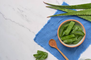 Mermer masada dilimlenmiş aloe vera ile bovling, cilt bakımı konsepti. Zenital vuruş.