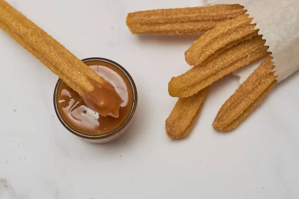 Churros Tradicionales Con Azúcar Canela Servidos Sobre Una Mesa Mármol — Foto de Stock