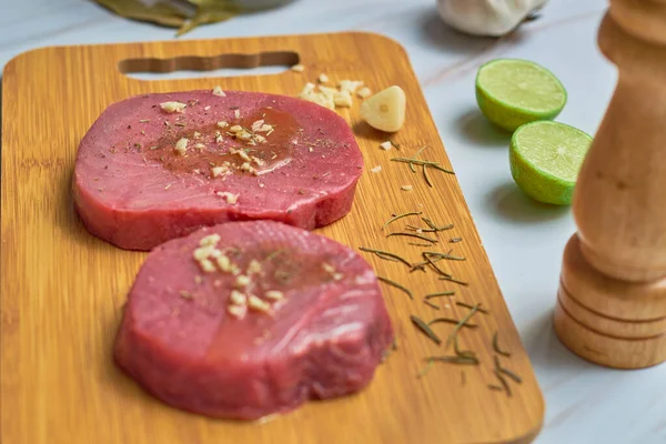 Primer Plano Filetes Frescos Atún Crudo Sobre Tabla Madera Concepto —  Fotos de Stock