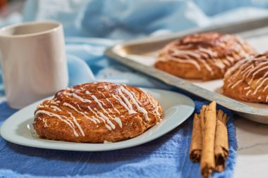 Üstünde jöle olan tarçınlı rulo yenmeye hazır, taze ev yapımı. Kendin yap konsept.