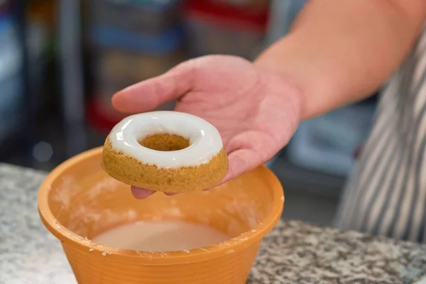 Preparação Donuts Vitrificados Pastelaria Tradicional — Fotografia de Stock