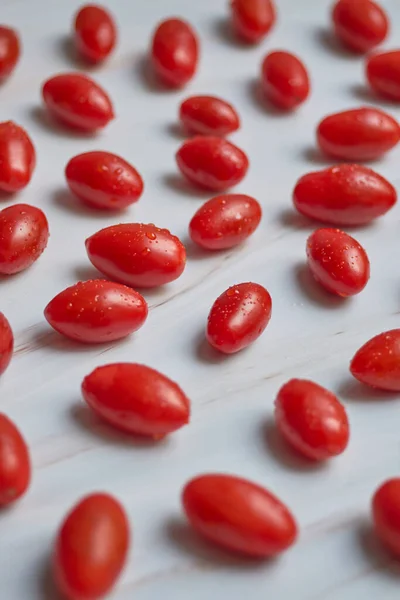 Conjunto Tomates Cereja Forma Coração Mesa Mármore Branco Conceito Comida — Fotografia de Stock