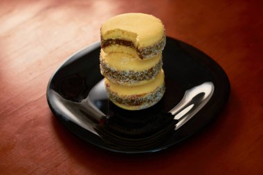 Karamel ile doldurulmuş yumuşak ev yapımı Arjantin alfajorleri. Geleneksel Arjantin pastası.