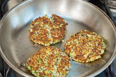 Tavada Quinoa vejetaryen burgerleri. vegan gıda konsepti