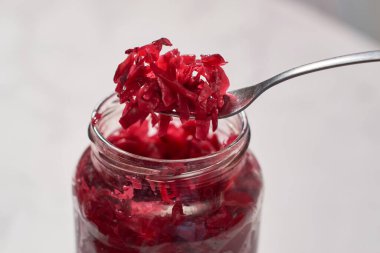 Çatal turşulu kırmızı lahana turşusu..