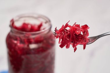 Çatal turşulu kırmızı lahana turşusu..