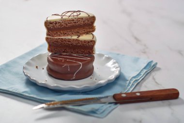 Dulce de leche ile dolu ev yapımı çikolatalı alfajore. Arjantin tatlıları