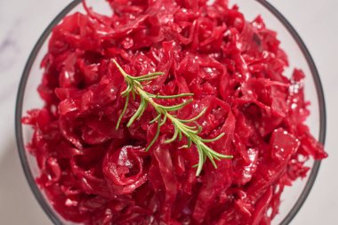 Cam kasede mayalanmış kırmızı lahana turşusu..