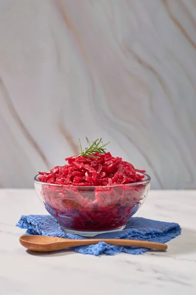 Chucrute Repolho Vermelho Servido Uma Tigela Vidro Comida Vegetariana — Fotografia de Stock