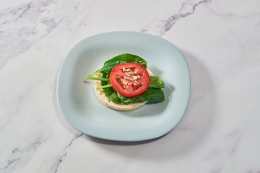 Üstünde ıspanak ve domates olan pirinç kekleri. Sağlıklı yemek..