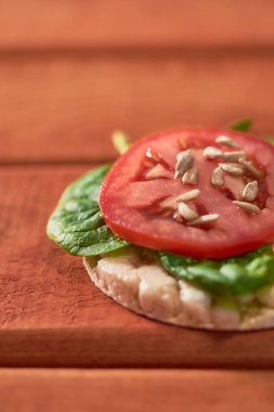 Üstünde ıspanak ve domates olan pirinç kekleri. Sağlıklı yemek..