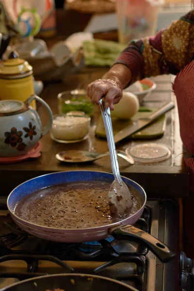 Gamla Kvinnans Hand Matlagning Bönor Traditionellt Mexikanskt Kök — Stockfoto