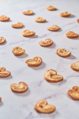 Palmier puf böreği ya da beyaz mermer masada fil kulağı seti..